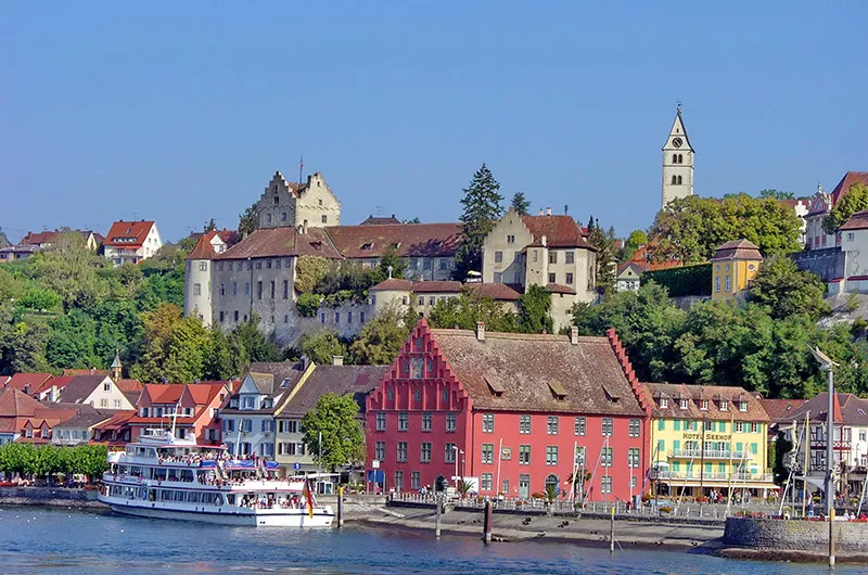 Aus Radtour 24 Zu den Perlen am Bodensee – Burg Meersburg mit Stadtkulisse Meersburg Aus Radtour 24 Zu den Perlen am Bodensee – Burg Meersburg mit Stadtkulisse Meersburg